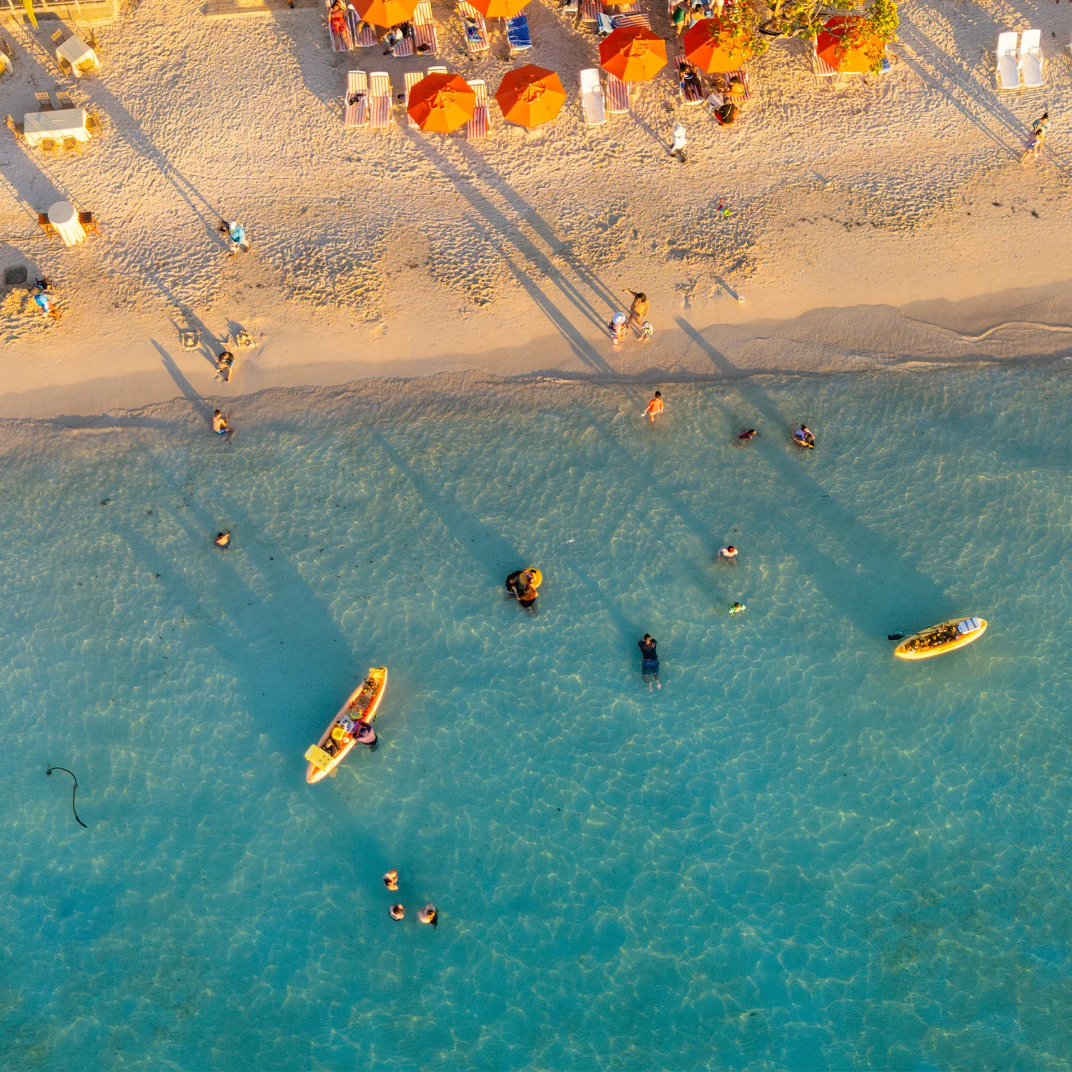 Vista aérea de playa de arena blanca y mar turquesa en Roatán o Utila