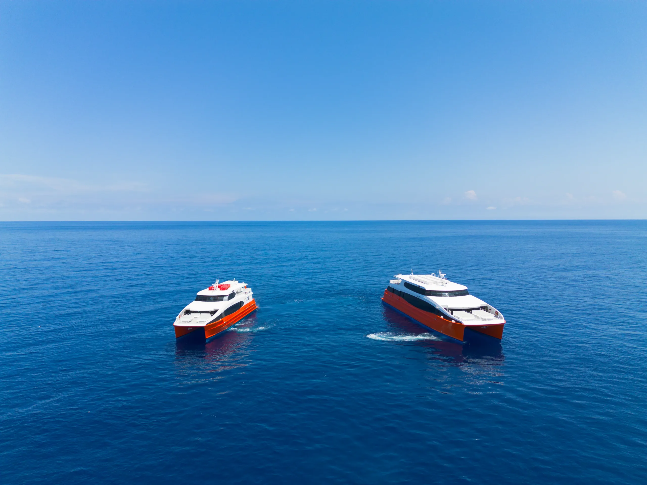 Pasajeros abordando el ferry de Dream Ferries en el muelle